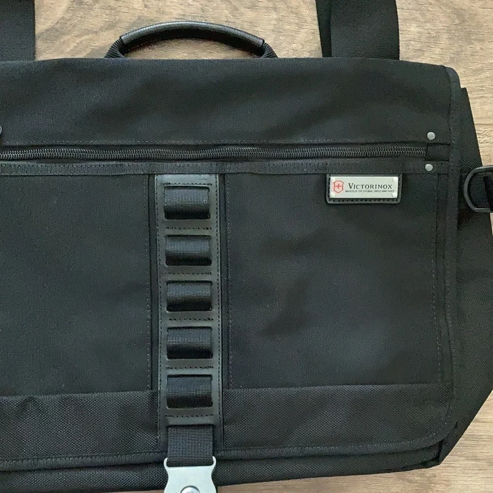 Victorinox SWISS army computer crossbody black nylon bag